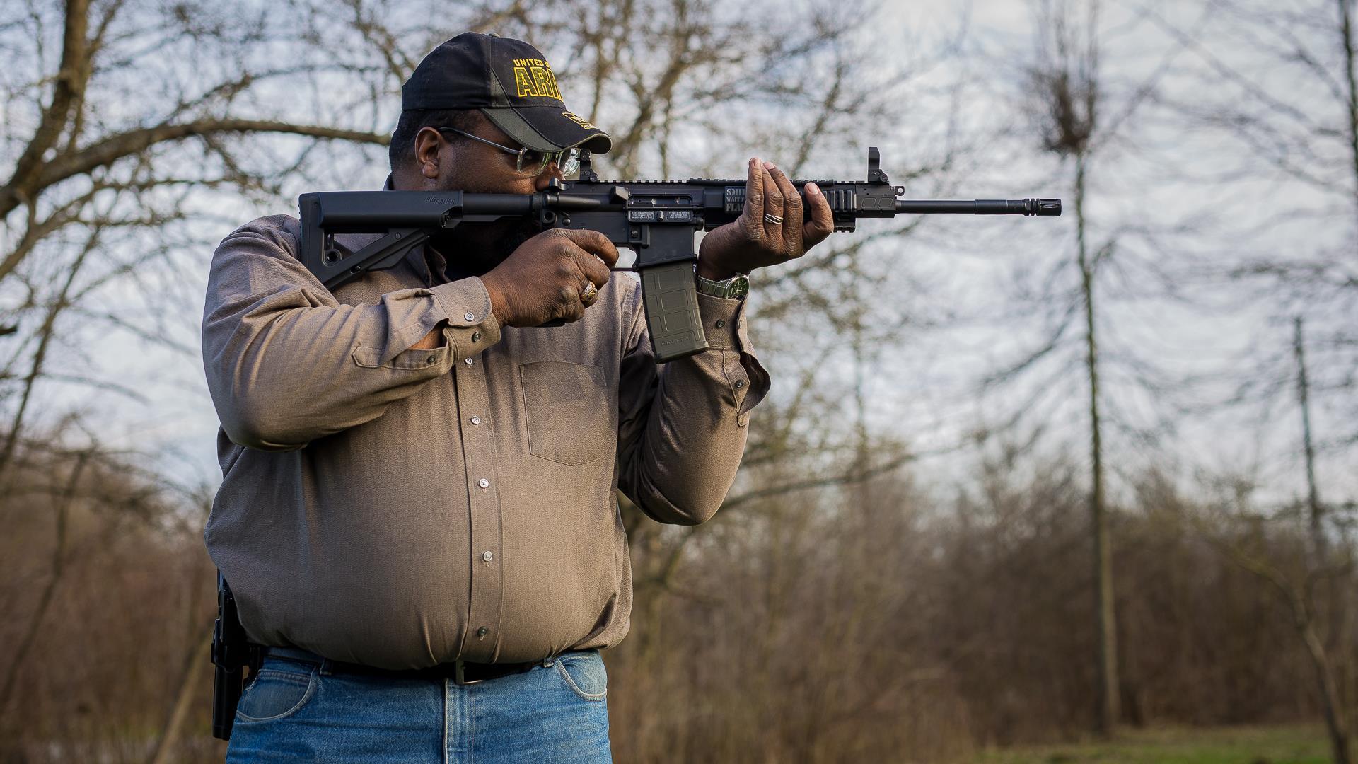 Owners two. Винтовка man. Мощная штурмовая винтовка на плече стволом вверх. Ar 15 на улице у людей.